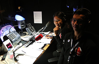 Les JRI-AEFE dans la cabine "speaker" de l'auditorium de Radio France