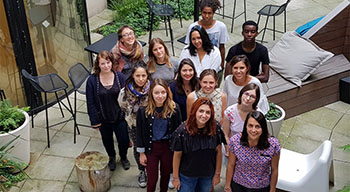 De jeunes volontaires du service civique réunis à l'AEFE avant leurs missions. Photo de groupe dans le patio de l'AEFE à Paris le 31 août 2018.