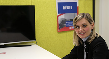 Gabriela Crouzet-Rehorova, directrice des admissions, dans le studio de l'AEFE