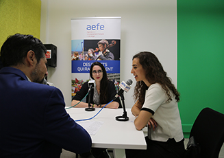 Photo de l'interview dans le studio de Web radio de l'AEFE