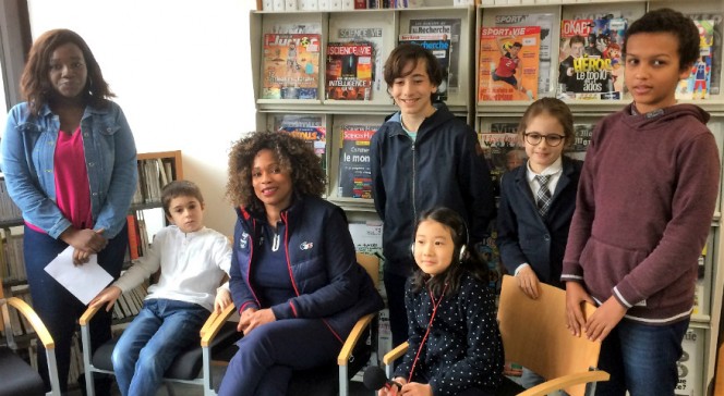 Laura Flessel entourée des élèves du Lycée français de Séoul