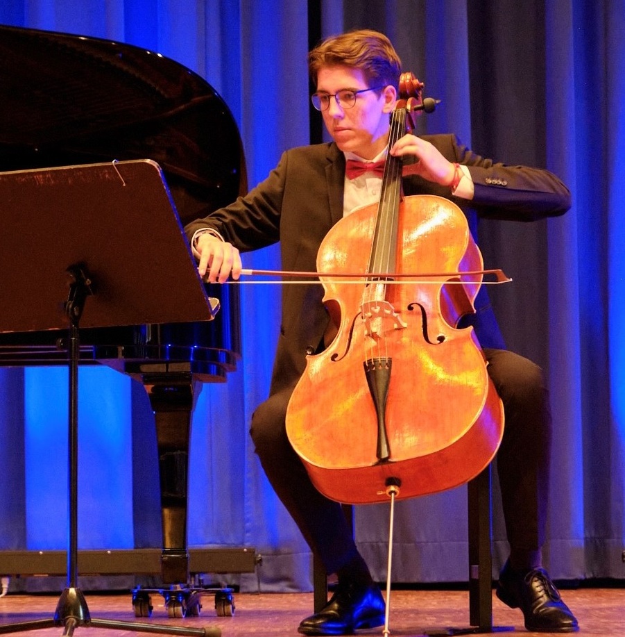 Yves Scheuring jouant du violoncelle au cours d'un concert à Fribourg le 25 février 2023
