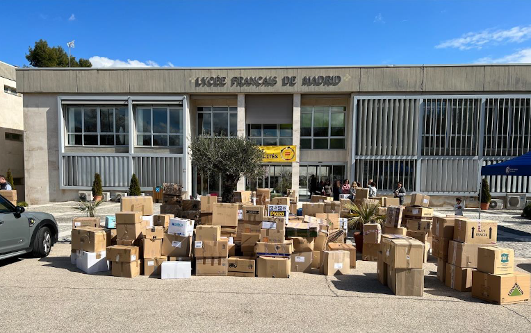 Photo au Lycée français de Madrid : amoncellements de cartons en cours de traitement avant chargement