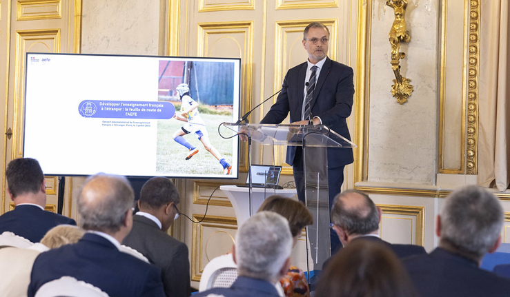 Le directeur général de l'AEFE, Olivier Brochet, présentant la feuille de route 2023-2026 de l'AEFE pour le développement de l'enseignement français à l'étranger