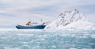 Photo d'un bateau dans l'Arctique