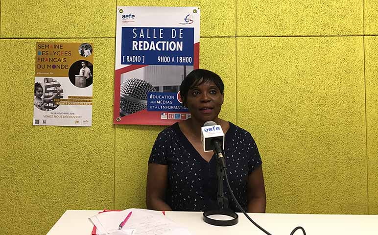 La journaliste de RFI Corinne Madjou dans le studio de l'AEFE