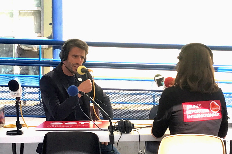 Tony Estanguet au micro d'une JRI (jeune reporter internationale) sur le stand de la Web radio de l'AEFE lors de la Journée nationale du sport scolaire