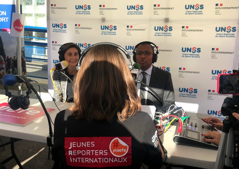 Au micro d'une JRI AEFE (jeune reporter internationale), la ministre des Sports, Amélie Oudéa-Castéra, et le ministre de l'Éducation nationale et de la Jeunesse, Pap Ndiaye.
