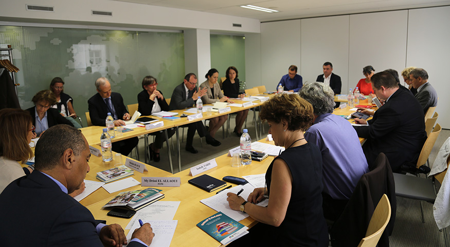 Photo de la 1re réunion de l'OBEP en 2016 : les participants autour d'une table de conférence dans les locaux de l'AEFE