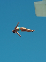 Vignette : photographie de Madeleine Boyon effectuant un plongeon de haut vol. La plongeuse semble suspendue en plein ciel.