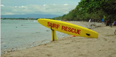 Vue d'une plage avec une planche de sauvetage (surf rescue)