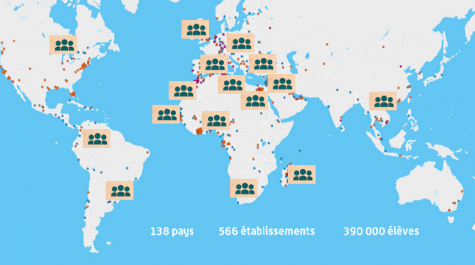 Carte du réseau de l'EFE, composé de 566 établissements scolaires homologués à la rentrée 2022, avec des pictogrammes évoquant les séminaires de rentrée organisés dans chacune des zones de mutualisation du réseau