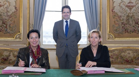 Au Quai d'Orsay le 8 octobre 2014, Laurence Tiennot-Herment pour l'AFM-Téléthon et Hélène Farnaud-Defromont pour l'AEFE signent une convention de partenariat sous les auspices du secrétaire d'État Matthias Fekl.