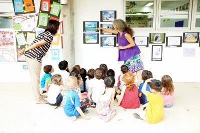 Des élèves attentifs devant les poèmes des vers à "soi" © Lycée français international de Bangkok