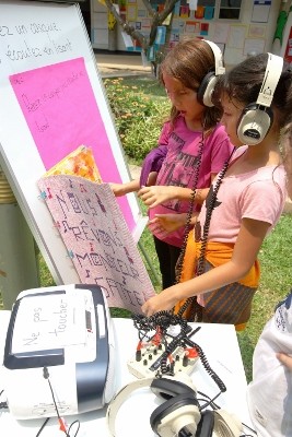 Deux élèves écoutent des poèmes pendant l'exposition les vers à "soi" à Bangkok © Lycée français international de Bangkok