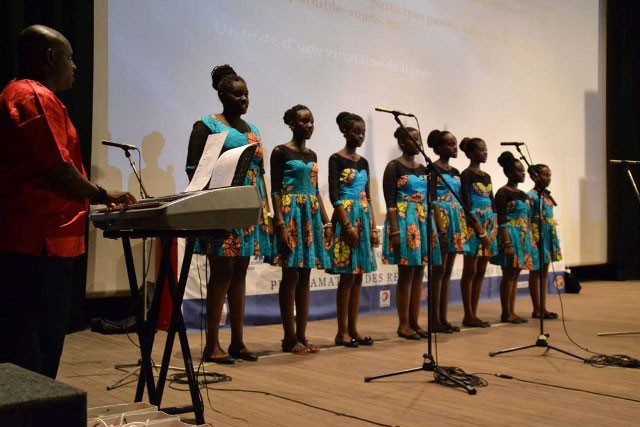 Les élèves de la chorale ont ponctué la cérémonie de chants la remise des prix de DictaBrazza 2014. © Christophe Jegat