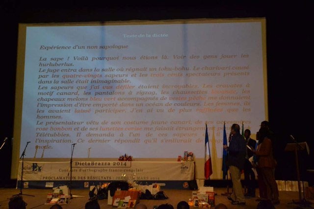 Correction de la dictée pendant la cérémonie de remise des prix de DictaBrazza 2014 à l'Institut français de Brazzaville, Congo. © Christophe Jegat