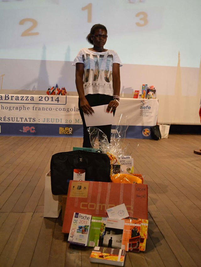 La lauréate de l'édition, Soraya Guindo-Yayos, pose devant ses récompenses. © Christophe Jegat