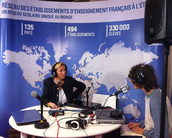 Interview de la directrice de l'AEFE sur le plateau radio du stand de l'AEFE au salon européen de l'éducation © AEFE