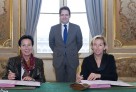 Au Quai d'Orsay le 8 octobre 2014, Laurence Tiennot-Herment pour l'AFM-Téléthon et Hélène Farnaud-Defromont pour l'AEFE signent une convention de partenariat sous les auspices du secrétaire d'État Matthias Fekl.