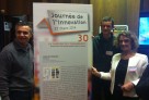 L'équipe du lycée franco-allemand pose devant le panneau présentant leur projet EQUIWI