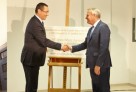 Les Premiers ministres français et roumain devant la plaque commémorative