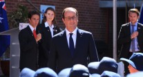 Visite présidentielle en Australie : François Hollande saluant les élèves