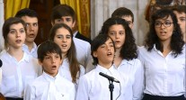 Célébration en musique du 30e anniversaire de l’adhésion à l'Europe de l'Espagne, avec des élèves et une enseignante du Lycée français de Madrid