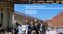 Inauguration du Lycée français international Charles-de-Gaulle de Pékin : dévoilement de la plaque