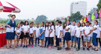 Pose de la première pierre du nouveau lycée d'Hanoï : jeunes choristes