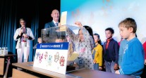 Les élèves du Lycée français international de Tokyo aux urnes pour sélectionner les mascottes des Jeux olympiques et paralympiques de 2020