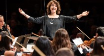 Sixième saison de l'Orchestre des lycées français du monde: la cheffe d’orchestre Adriana Tanus encourage les jeunes talents à se présenter