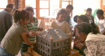 Des élèves de Madagascar construisant une maquette dans le cadre de l'APP-Monde "Honneurs aux arts premiers"  