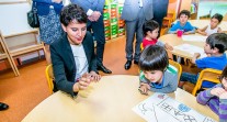 Visite de Najat Vallaud-Belkacem au Lycée français international de Tokyo : jeu de toupie