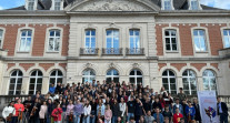 Orchestre des lycées français du monde 2024 : photo de groupe devant le lieu des répétitions