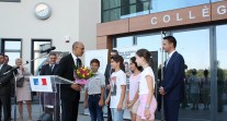 Rentrée 2014 à Bucarest : remise de bouquet au secrétaire d'État