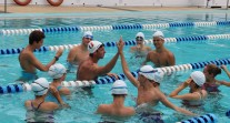 De grands moments de natation réunissant l'équipe du Lycée français de Singapour et des champions internationaux