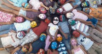 Des élèves du collège français de Tuléar à Madagascar avec les masques qu'ils ont fabriqués dans le cadre de l'APP-Monde "Honneurs aux arts premiers"