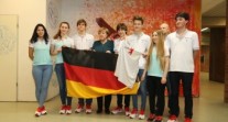 Visite d'Angela Merkel au Lycée français de Berlin : photo avec l'équipe des "JIJ"