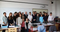 Visite ministérielle au Lycée français de Shanghai du 1er novembre 2016 : M. Ayrault avec une classe de première