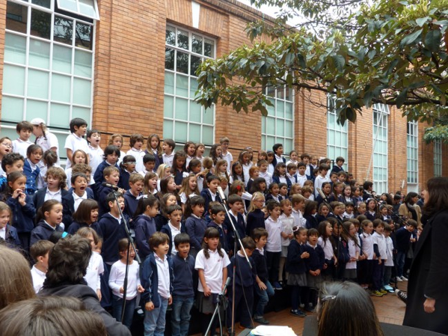 Célébrations pour le 80e anniversaire du lycée de Bogota : chorale enfantine