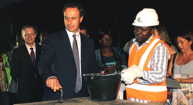 Pose de la première pierre de la future école primaire de Lomé par l&#039;ambassadeur de France