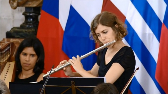 Une flûtiste de l&#039;Orchestre des jeunes européens de Madrid lors du concert au Palais Royal de Madrid