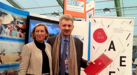 Signature d&#039;une convention de partenariat entre l&#039;AEFE et l&#039;IRD : Hélène Farnaud-Defromont et Jean-Marc Châtaigner