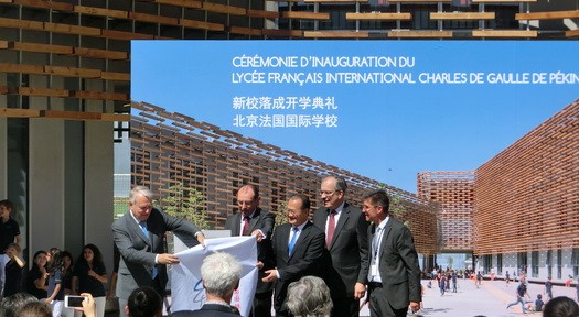 Inauguration du Lycée français international Charles-de-Gaulle de Pékin : dévoilement de la plaque