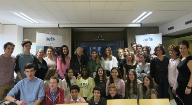 La philosophe Élisabeth Badinter et les élèves du Lycée français de Porto