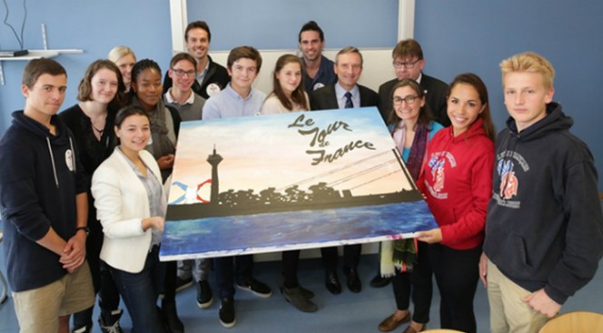 Le Lycée français de Düsseldorf fait son Tour de France : les lycéens et le maire de Düsseldorf