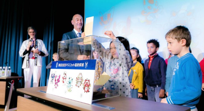 Les élèves du Lycée français international de Tokyo aux urnes pour sélectionner les mascottes de Tokyo 2020