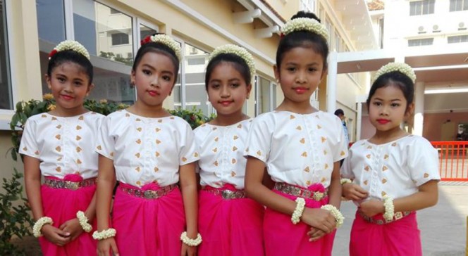 Inauguration des nouveaux locaux du lycée René-Descartes de Phnom Penh : danseuses