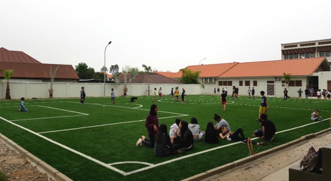 Inauguration des nouveaux locaux du lycée français international Josué-Hoffet de Vientiane : terrain de football